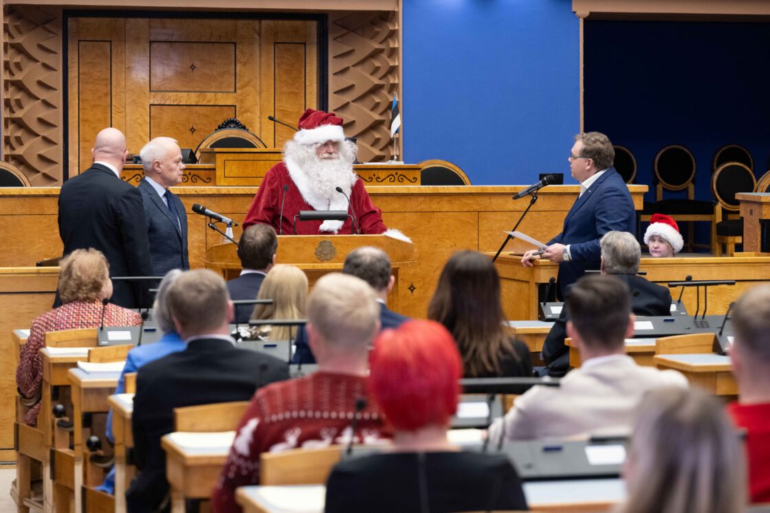 Jõuluvana kinkis riigikogu aknaalustele saadikutele teipi